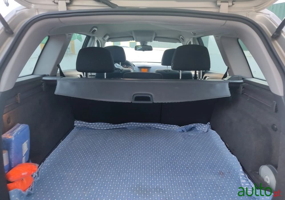 2008' Opel Astra Caravan photo #3