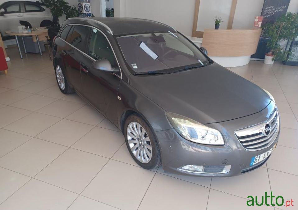 2011' Opel Insignia Sports Tourer photo #2