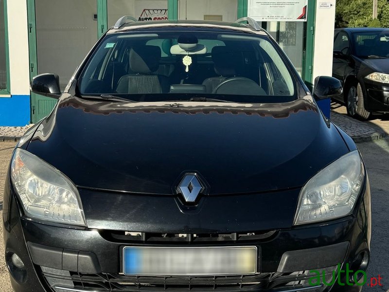 2011' Renault Megane Break photo #1