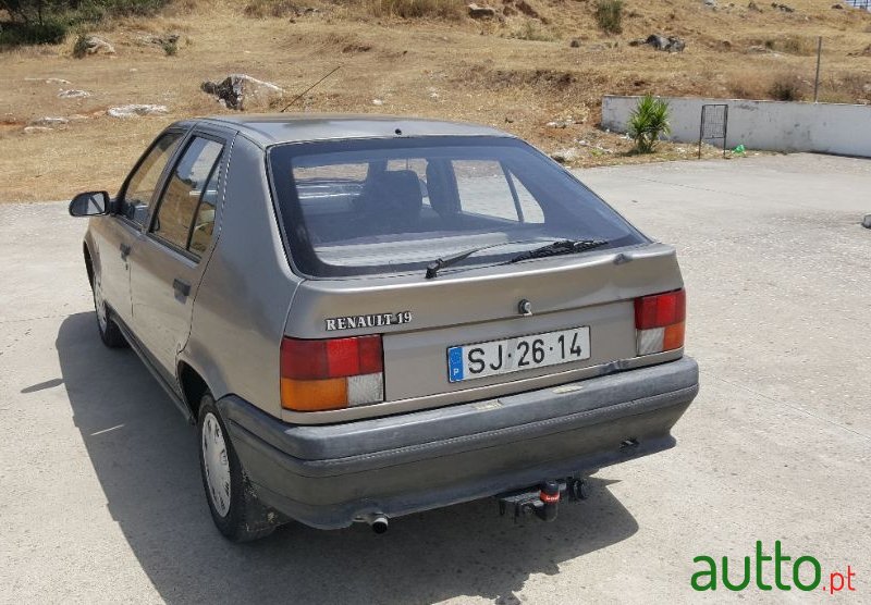1989' Renault 19 photo #1
