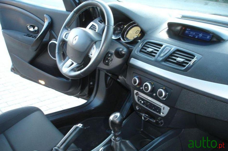 2012' Renault Megane Sport Tourer photo #3