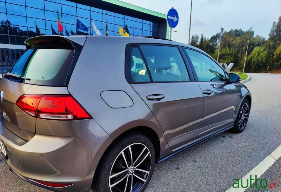 2016' Volkswagen Golf photo #2