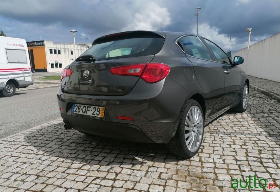2012' Alfa Romeo Giulietta photo #3