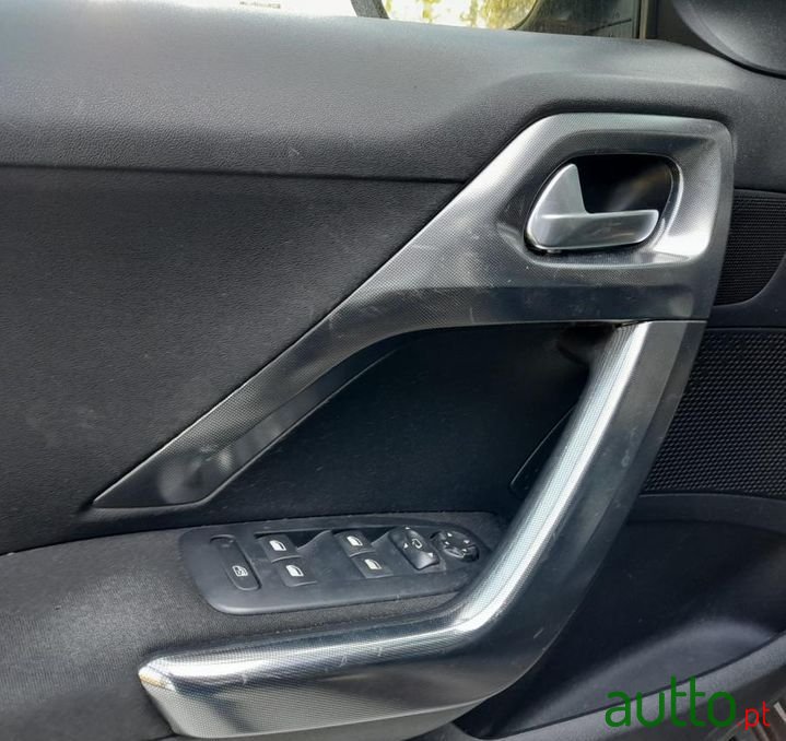 2013' Peugeot 2008 photo #5