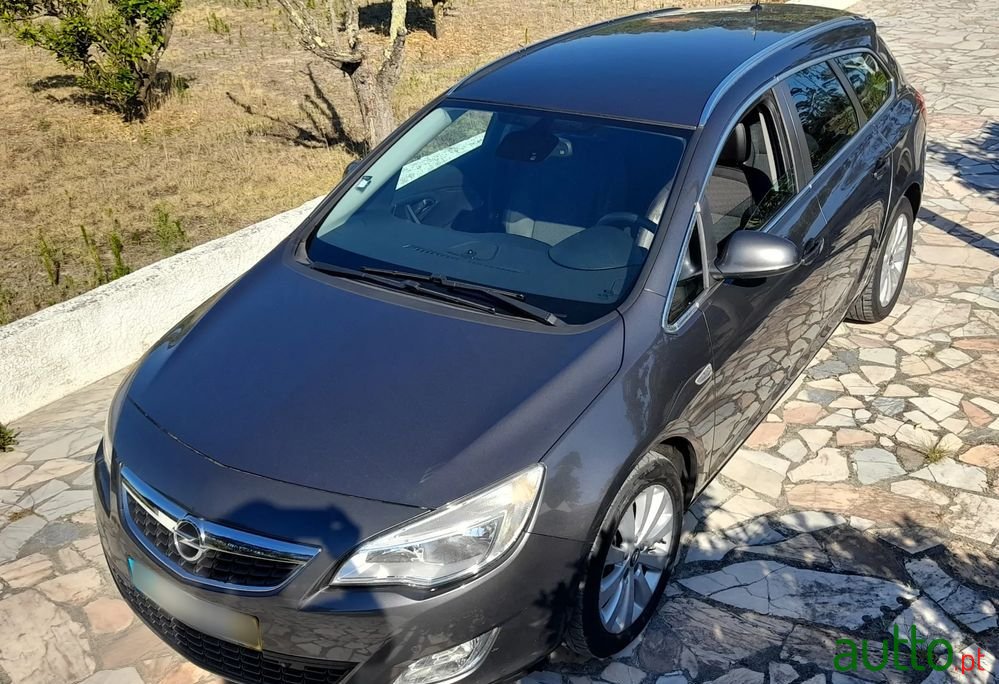 2011' Opel Astra Caravan photo #1