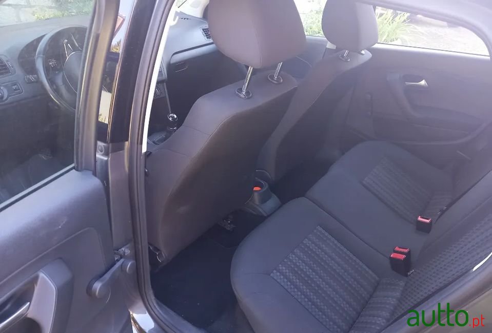 2015' Volkswagen Polo photo #6