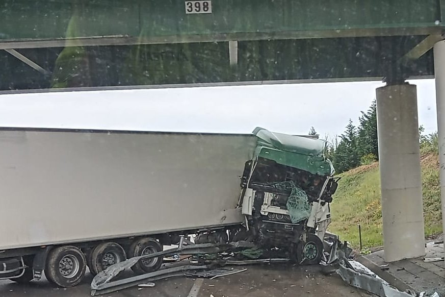 Despiste de camião na A1 deixa condutor ferido com gravidade