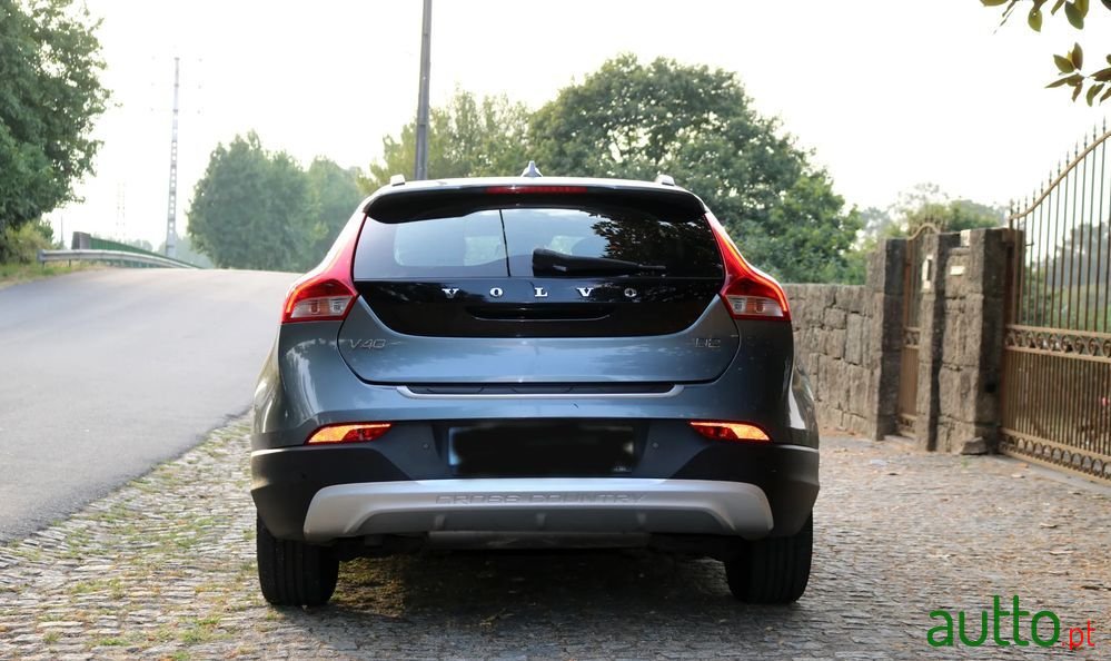 2016' Volvo V40 Cross Country photo #3