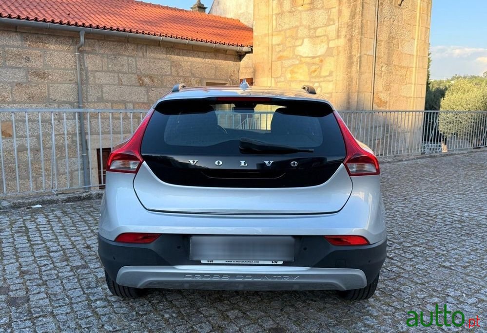 2014' Volvo V40 Cross Country photo #5