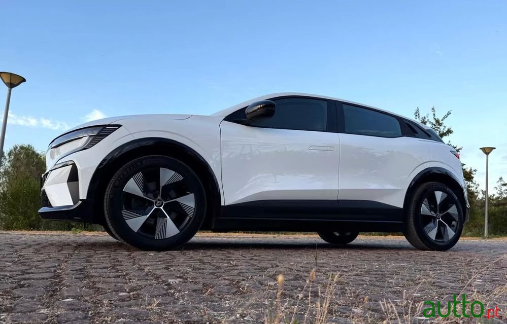 2022' Renault Megane E-Tech photo #3