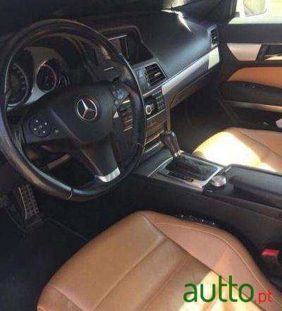 2010' Mercedes-Benz E-220 Coupé photo #1