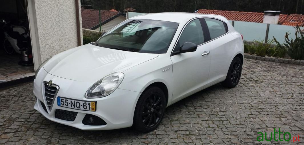 2013' Alfa Romeo Giulietta photo #1