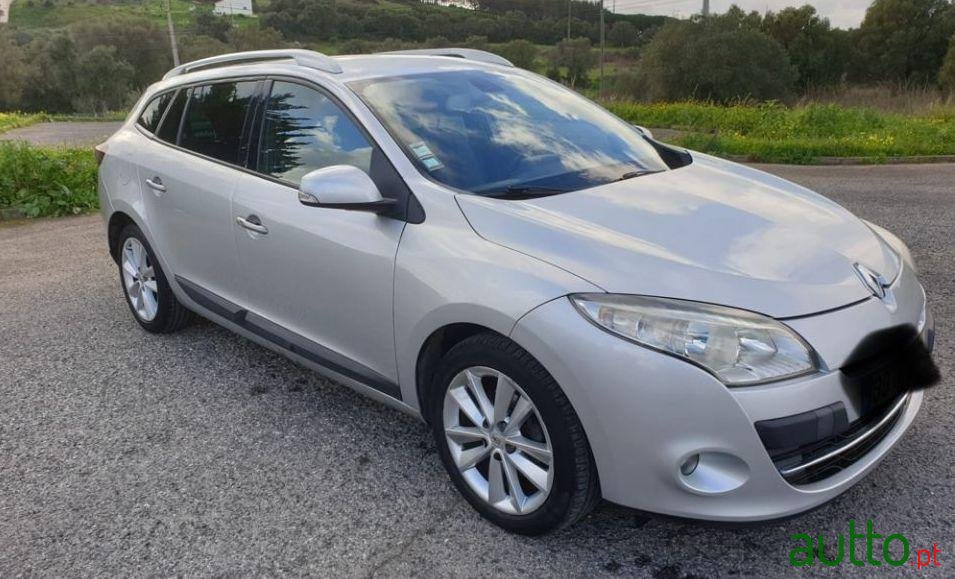 2010' Renault Megane Sport Tourer photo #2