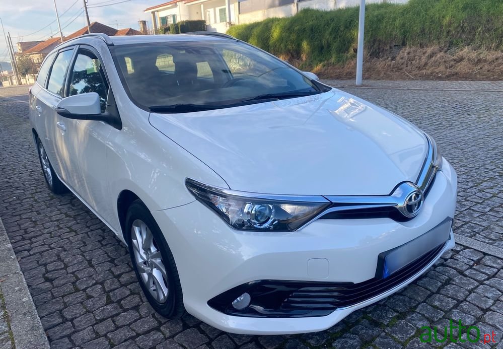 2018' Toyota Auris Touring Sports photo #3