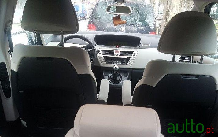2010' Citroen C4 Picasso photo #3