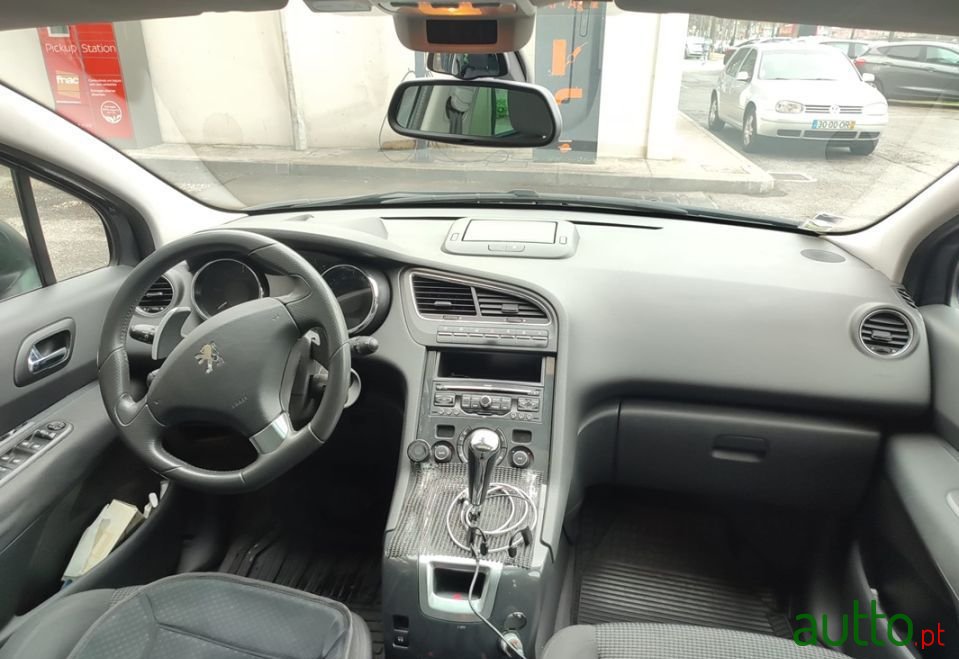 2012' Peugeot 5008 photo #5