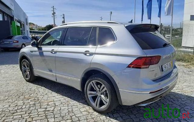 2020' Volkswagen Tiguan Allspace photo #3