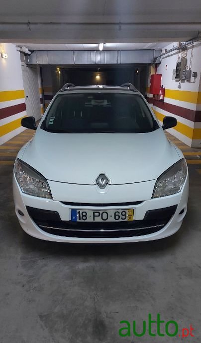 2011' Renault Megane Sport Tourer photo #1