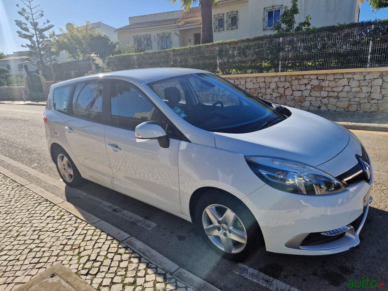 2014' Renault Scenic photo #1