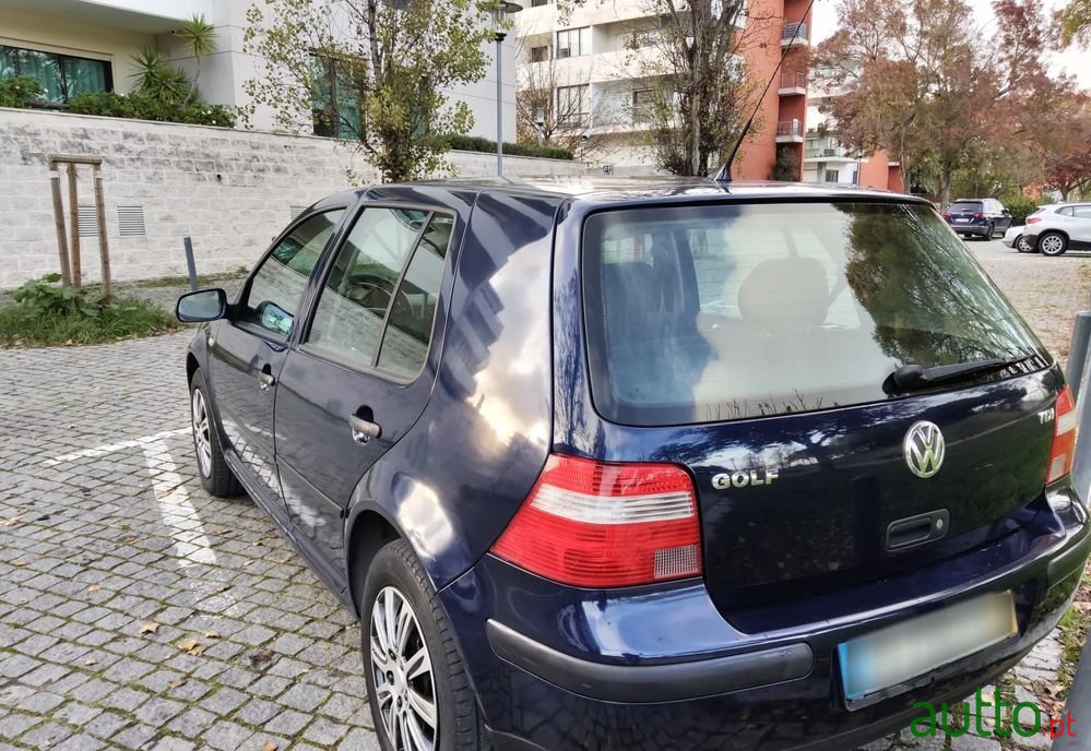 2002' Volkswagen Golf photo #2