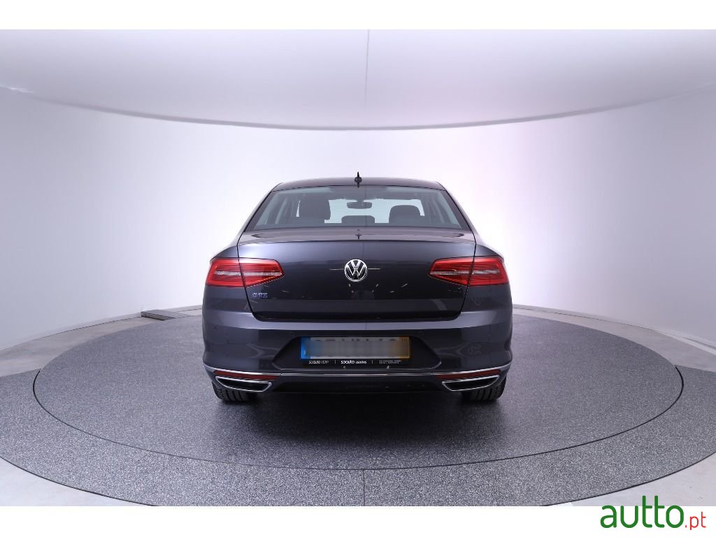 2018' Volkswagen Passat photo #6