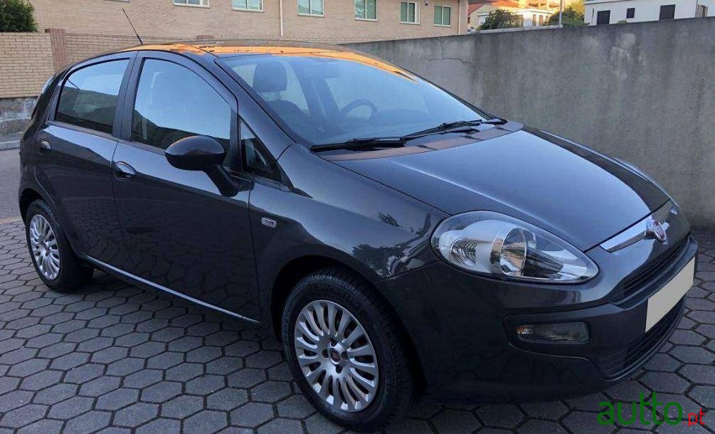 2011' Fiat Punto Evo photo #2