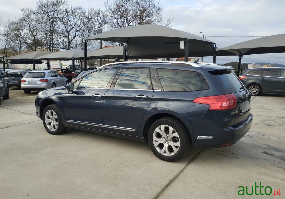 2010' Citroen C5 Tourer photo #4