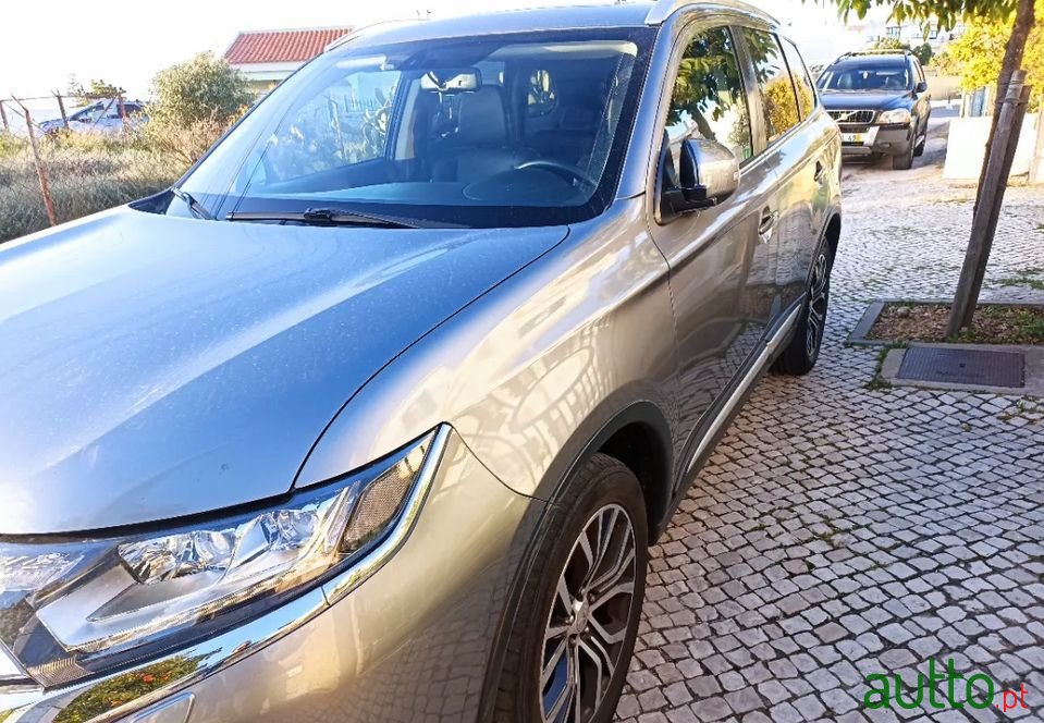 2016' Mitsubishi Outlander photo #1