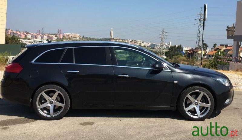 2011' Opel Insignia Sports Tourer photo #1