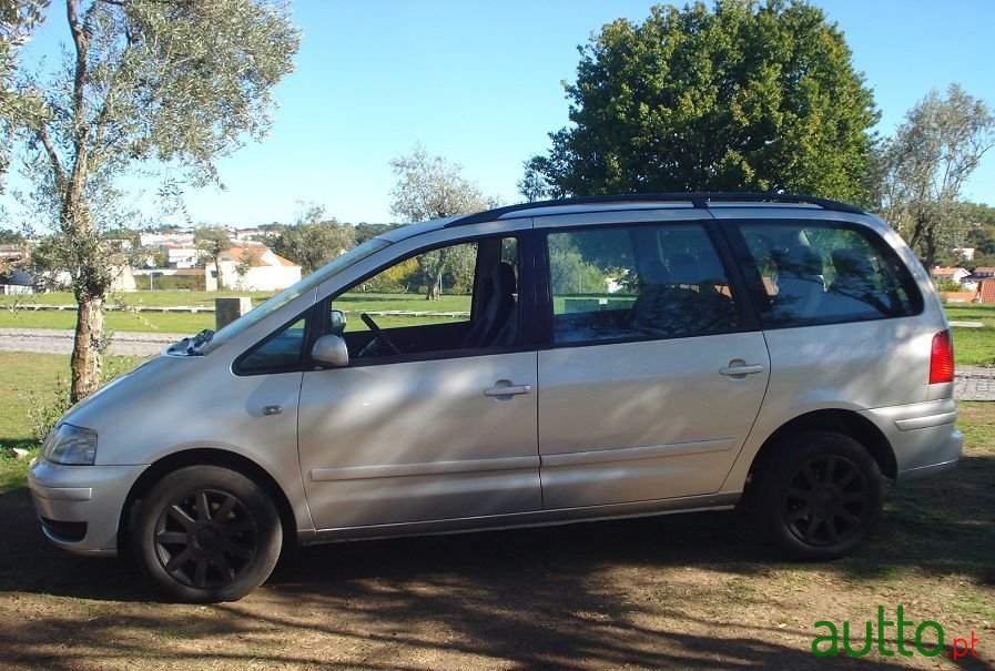2001' Volkswagen Sharan Confortline photo #3