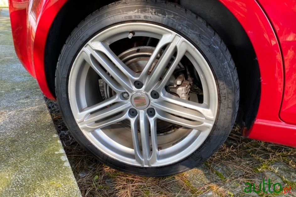 2011' SEAT Leon photo #1