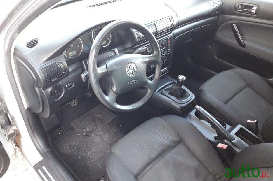 2002' Volkswagen Passat Variant photo #2