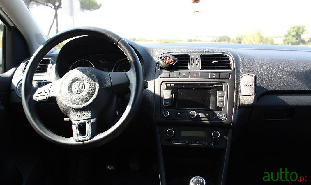 2011' Volkswagen Polo photo #2