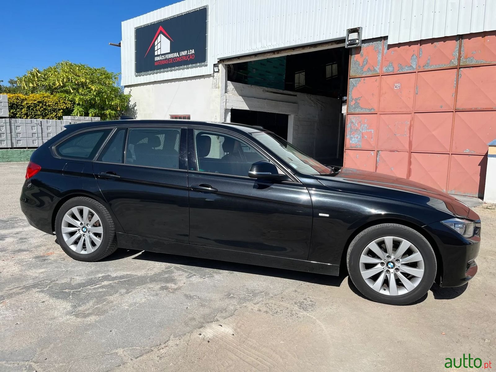 2014' BMW 318 photo #3