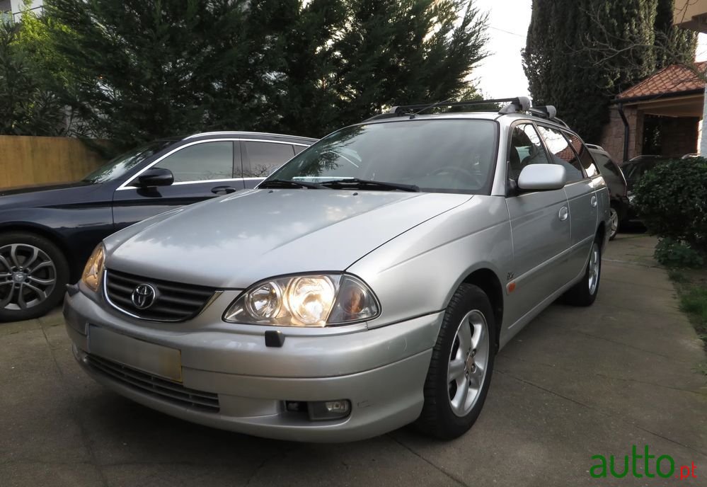 2002' Toyota Avensis Sw photo #3