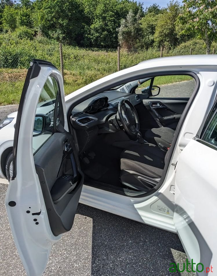 2016' Peugeot 208 photo #5