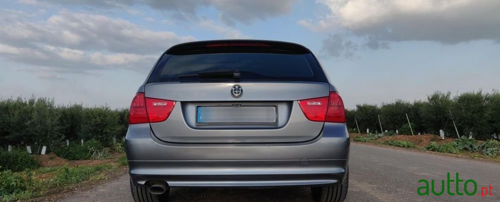 2011' BMW 318 D photo #2