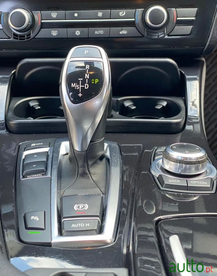 2011' BMW 520 photo #6