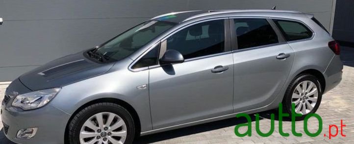 2011' Opel Astra Sports Tourer photo #1