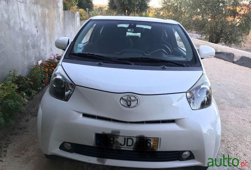 2010' Toyota iQ photo #2