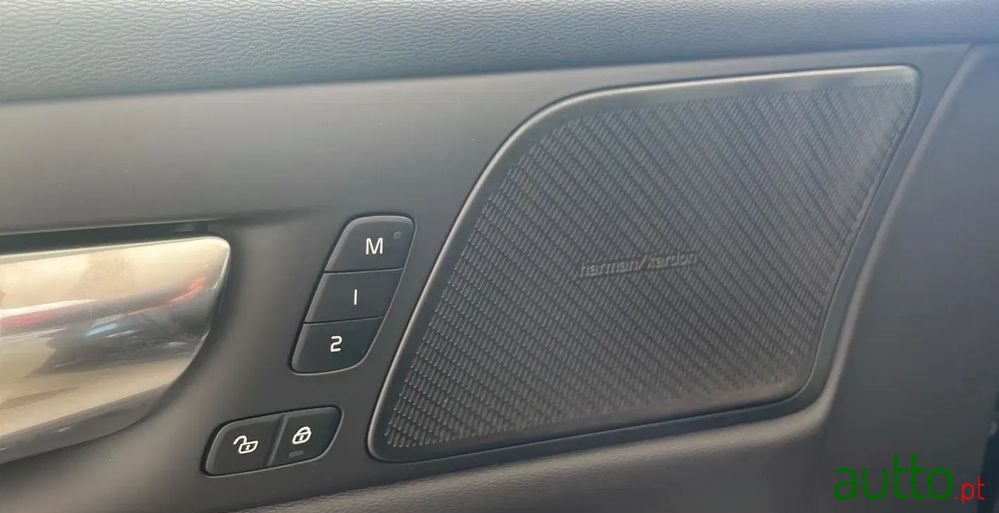 2022' Volvo V60 photo #3