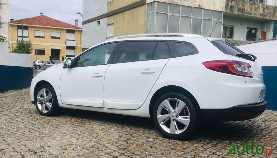 2011' Renault Megane Sport Tourer photo #3