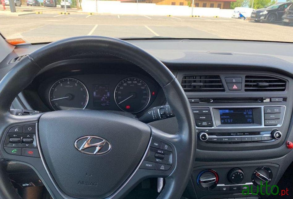 2016' Hyundai i20 1.2 Confort photo #4