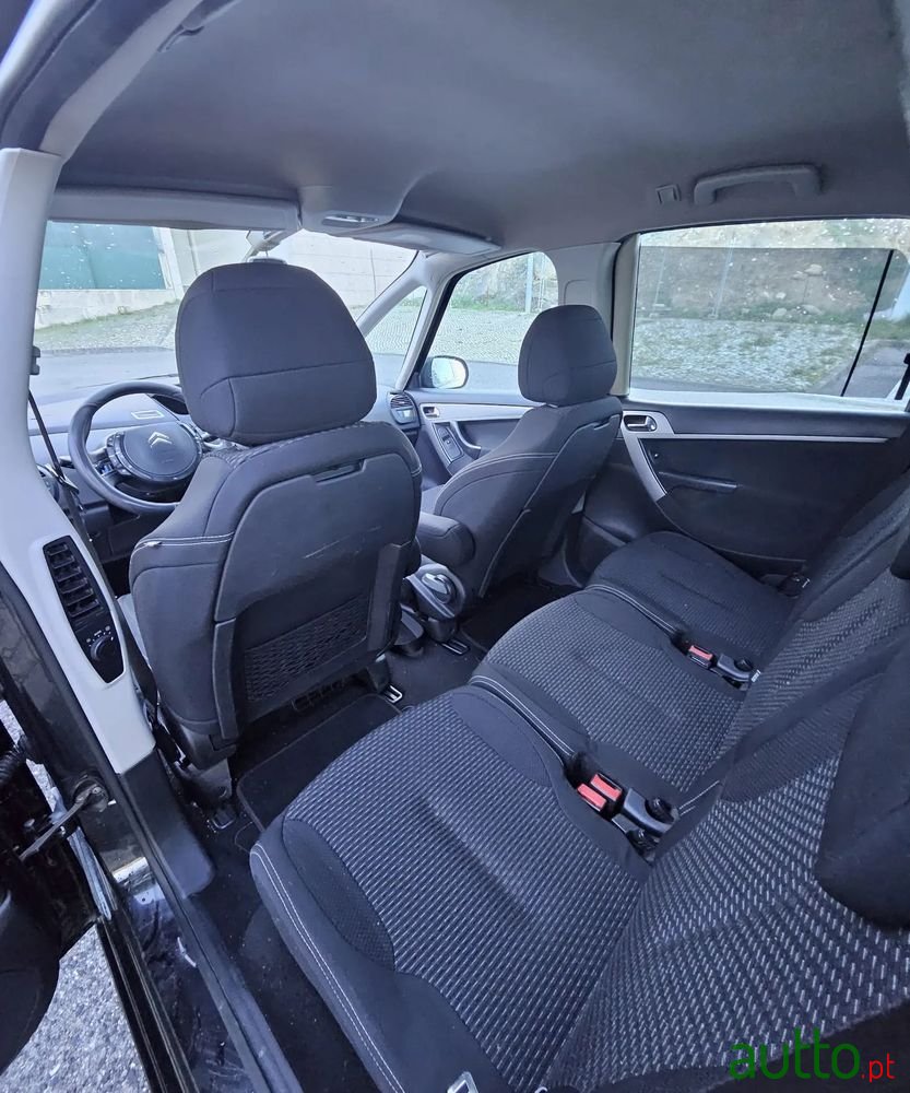 2010' Citroen C4 Picasso photo #6
