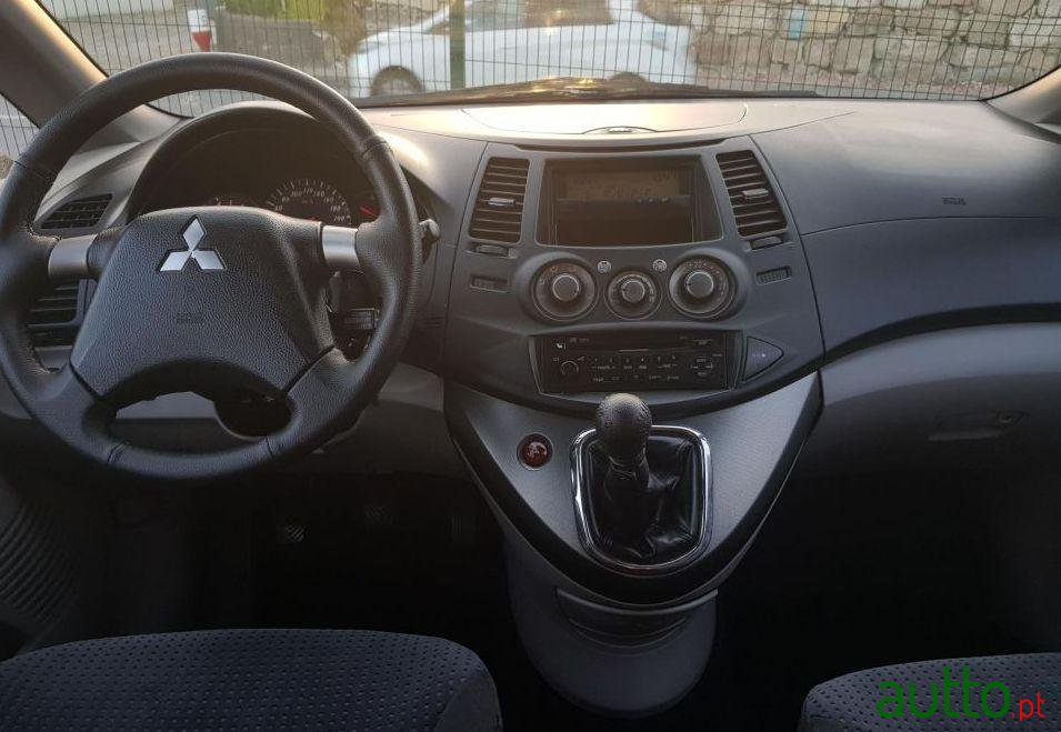 2005' Mitsubishi Grandis 2.0 Di-D Sport photo #2