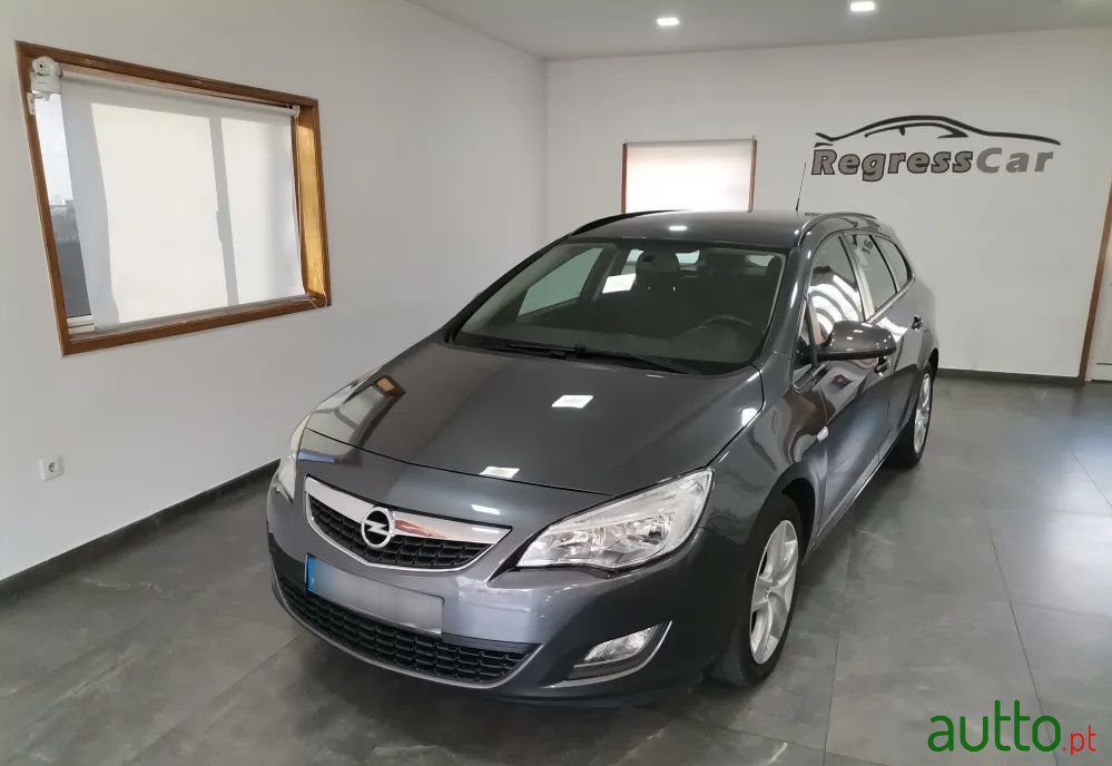 2011' Opel Astra Sports Tourer photo #3