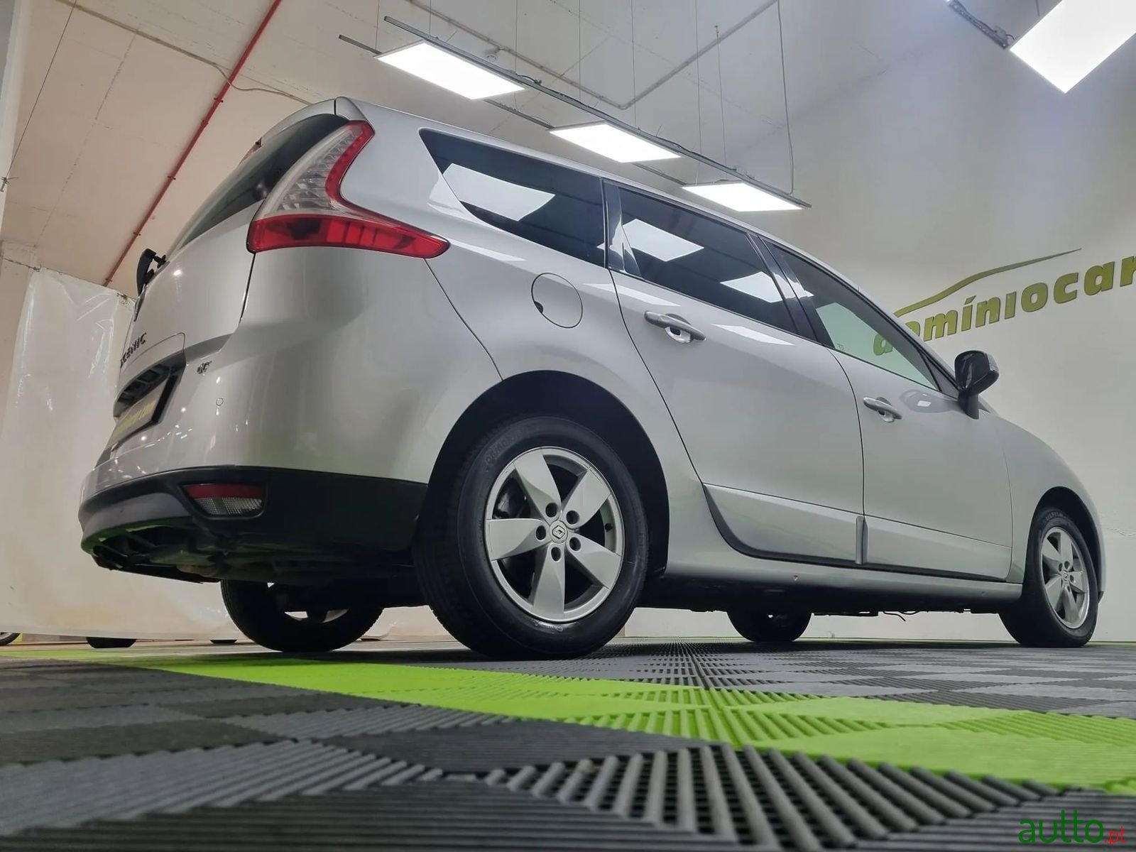 2010' Renault Grand Scenic photo #4