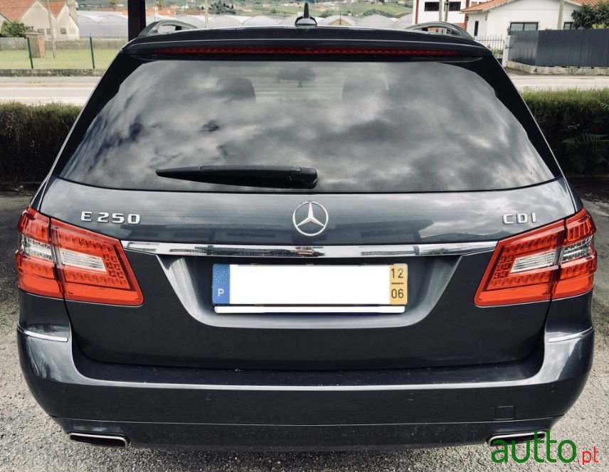 2012' Mercedes-Benz E-250 photo #3