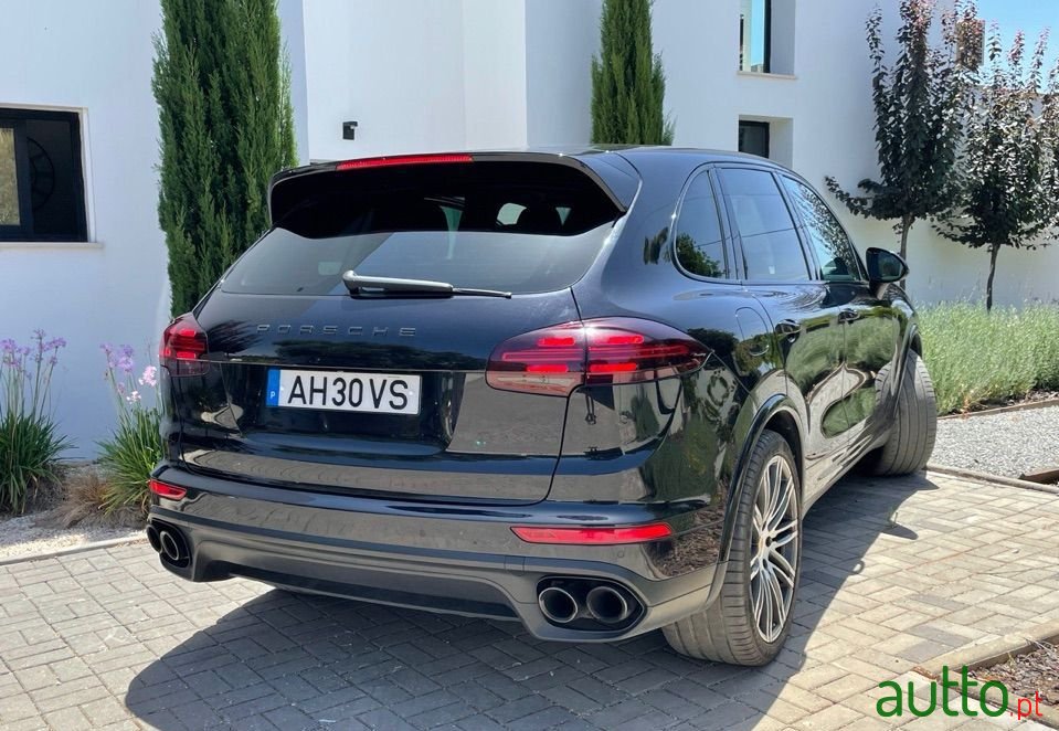 2015' Porsche Cayenne photo #3