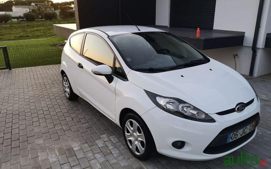 2010' Ford Fiesta Comercial photo #3